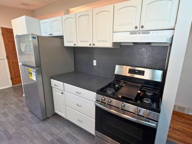 Building Photo - Updated Ranch with New Appliances