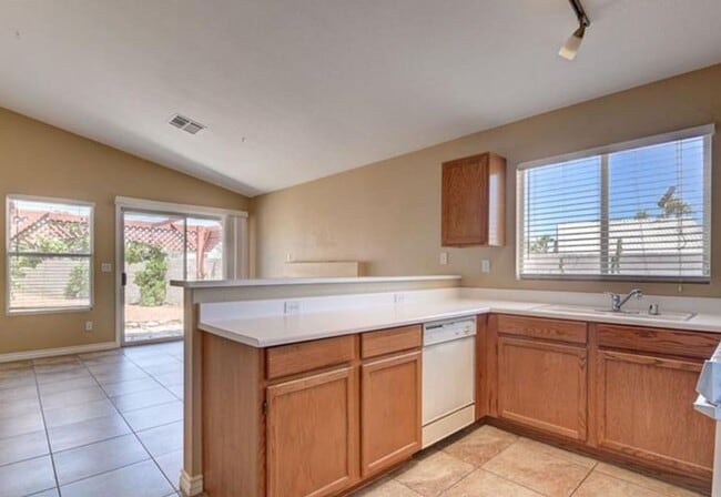 Building Photo - Single Story Gem!