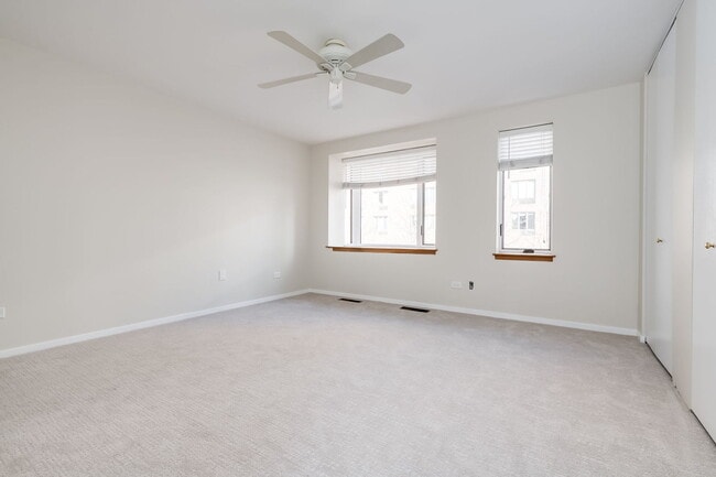 Building Photo - 801 S Plymouth Ct