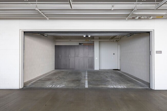 Building Photo - Park Lane 5305 - 3BR w/Swimming Pool and Yard!