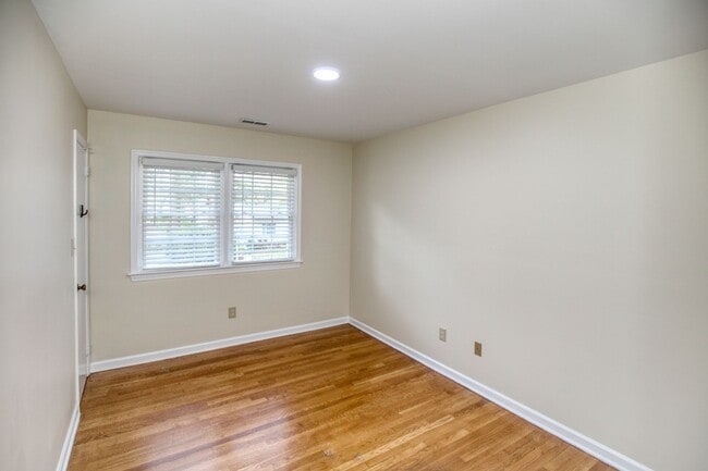 Building Photo - Great Location in Williamsburg!