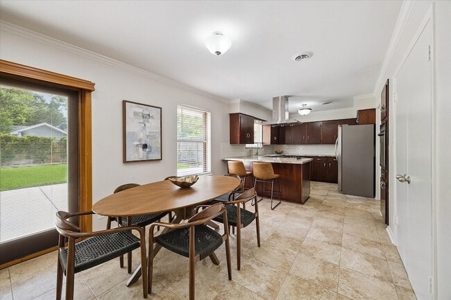 Building Photo - 9777 Larston St