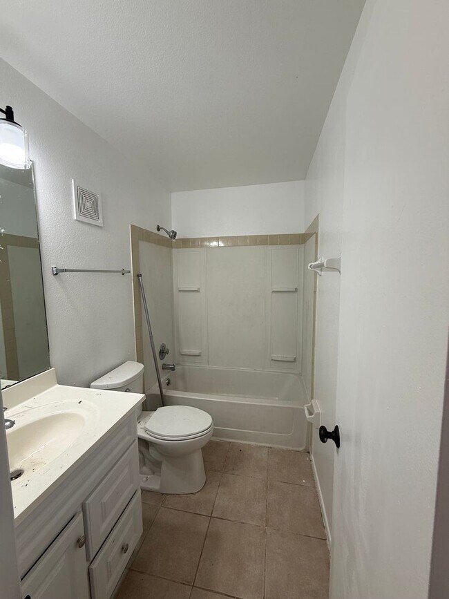 Building Photo - Updated 2-Bedroom Apartment in Quiet Ocala Community