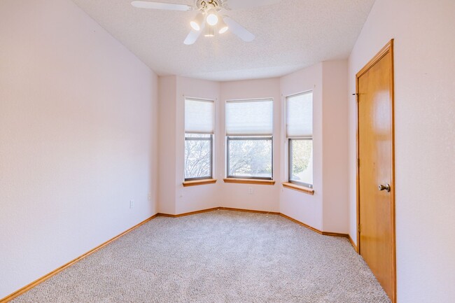Building Photo - Inviting 3 Bed 2 Bath - Pet Friendly!