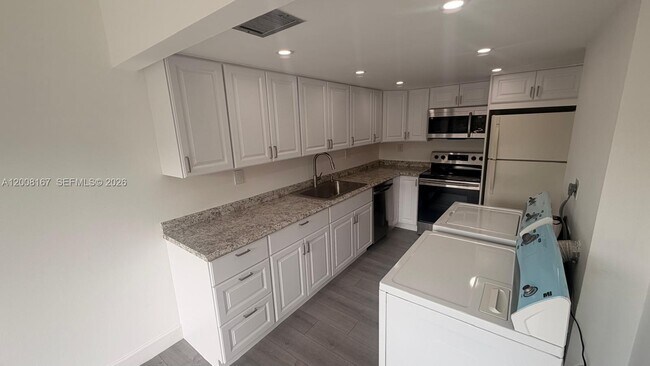 Building Photo - 5900 SW 127th Ave