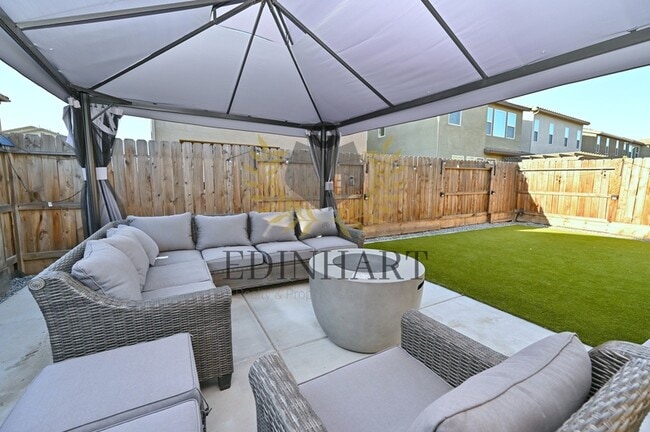 Building Photo - 893 Fir St W