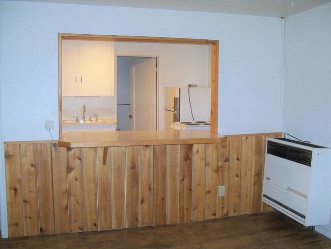 Building Photo - 612 8th St W