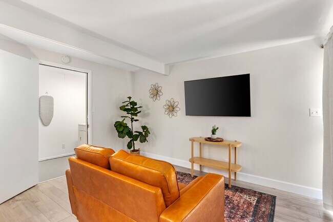 Building Photo - 10904 Putman Farm St