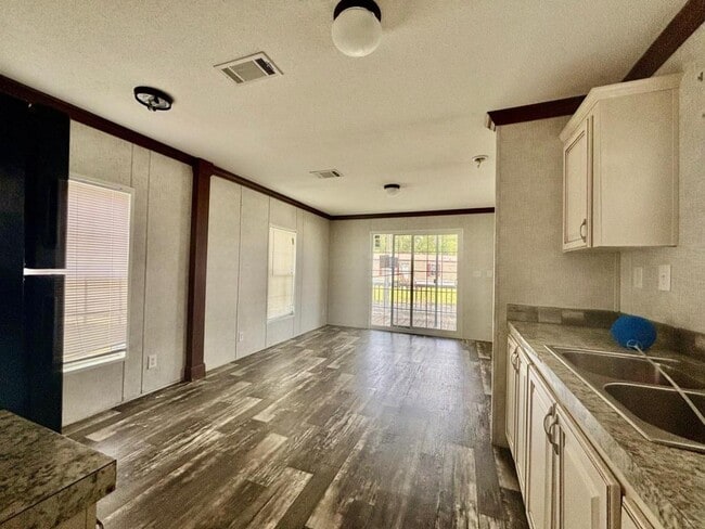 Building Photo - 335 SE Balboa Dr