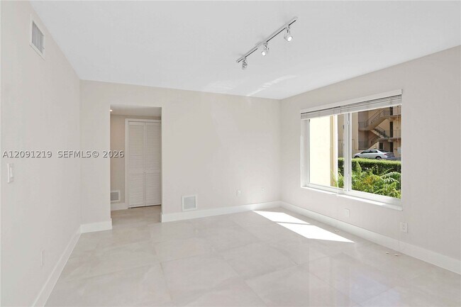 Building Photo - 930 SW 24th Ct