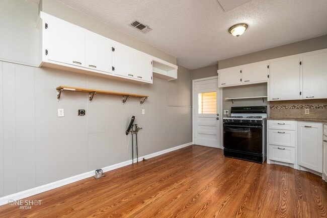 Building Photo - 1002 S San Jose Dr