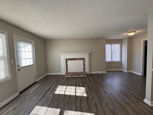 Building Photo - Great Location ! This 2 bedrooms, 1.5 bath townhome is conveniently located in Greer close to sho...