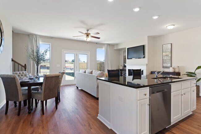 Building Photo - 3 BEDROOM TOWNHOME IN OAKWOOD! Rabun Floorplan