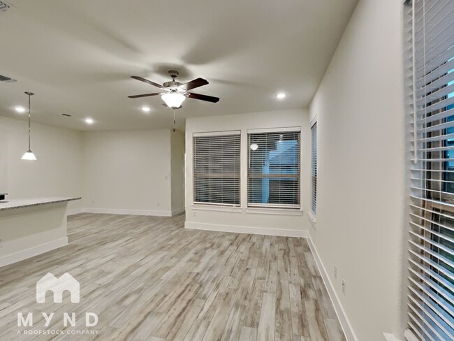 Building Photo - 407 Parkline Dr