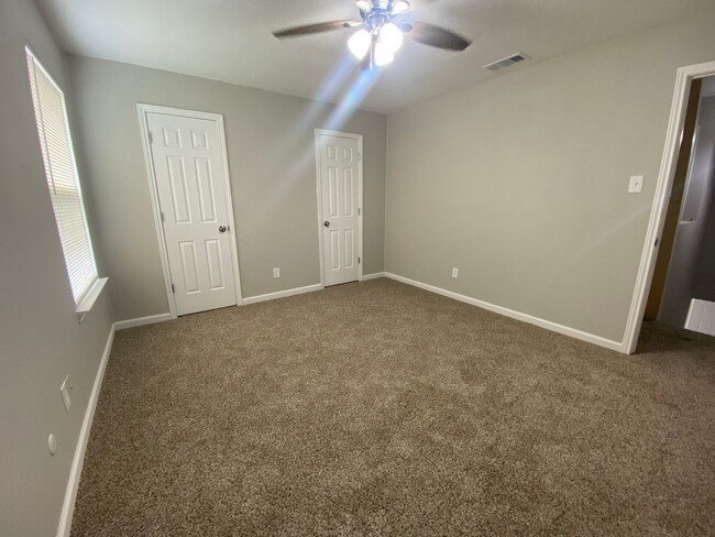 Building Photo - 2 bed 1.5 bath Townhome