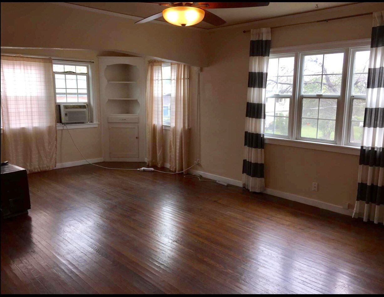 Living room - 706 9th St
