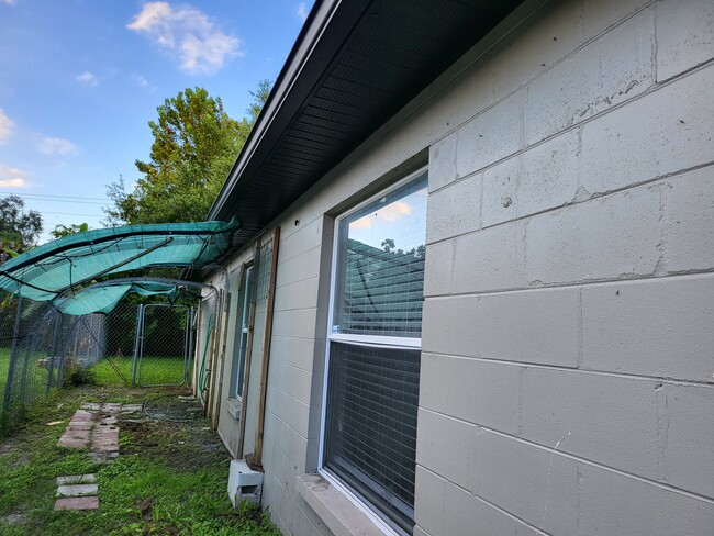 Building Photo - E9th