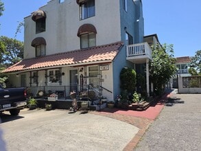 Building Photo - Studio Apartment Available Now!