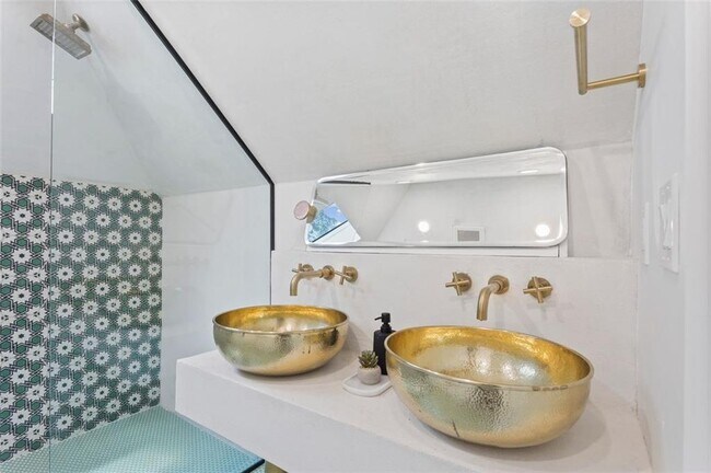 Building Photo - 724 Charles Allen Dr NE