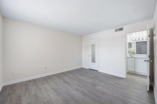 Building Photo - Nice Upgraded 2 Bedroom Condo in Gated Community - Eastern and 215