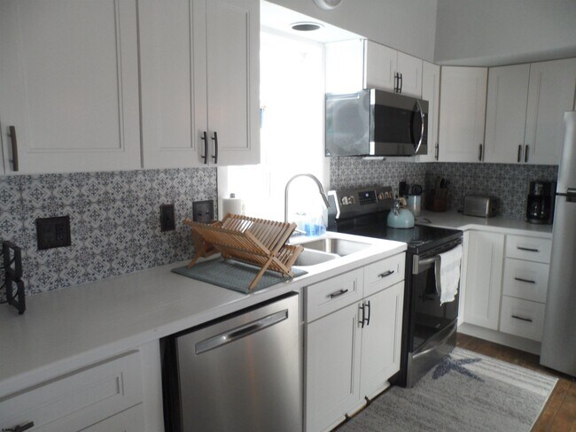 Building Photo - 9400 Ventnor Ave