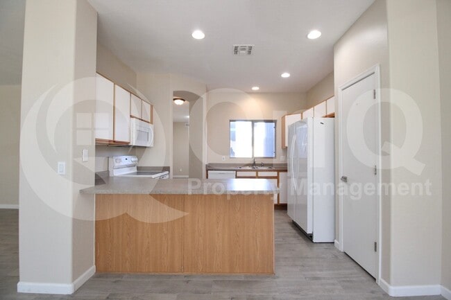 Building Photo - 440 S Val Vista Dr