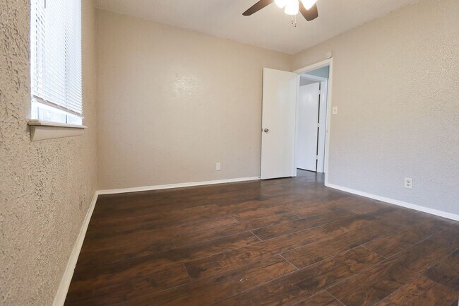 Building Photo - Recently renovated 2 Bedroom!