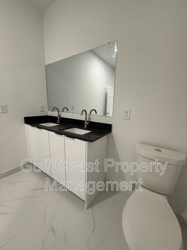 Building Photo - 2052 NE 18th Terrace