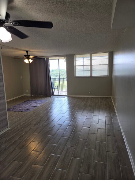Building Photo - 3001 W Rolling Hills Cir