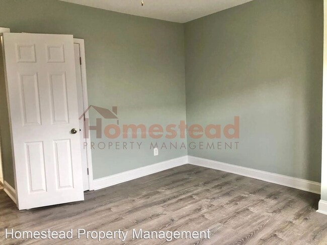 Building Photo - 3 br, 1 bath House - 301 Greenway Ave