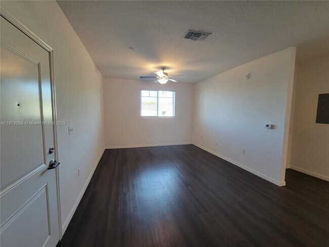 Building Photo - 8271 Tanager Sq