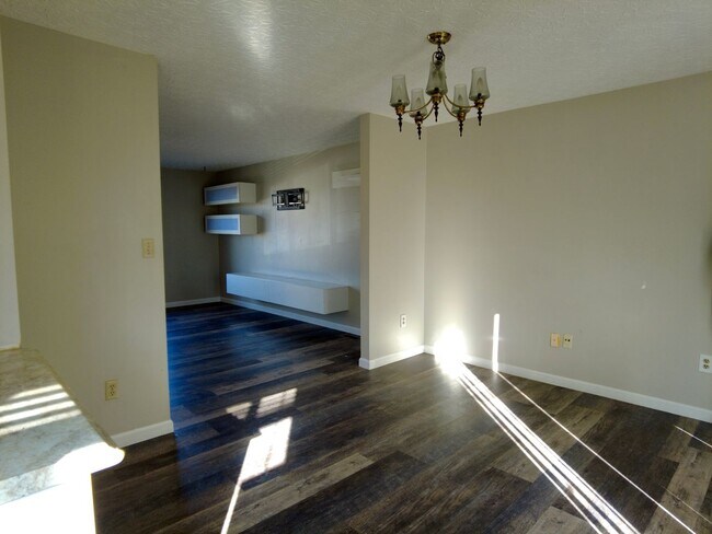 Building Photo - Spacious 3BR Bi-Level Home with 2-Car Garage in Reynoldsburg – $1,850/mo