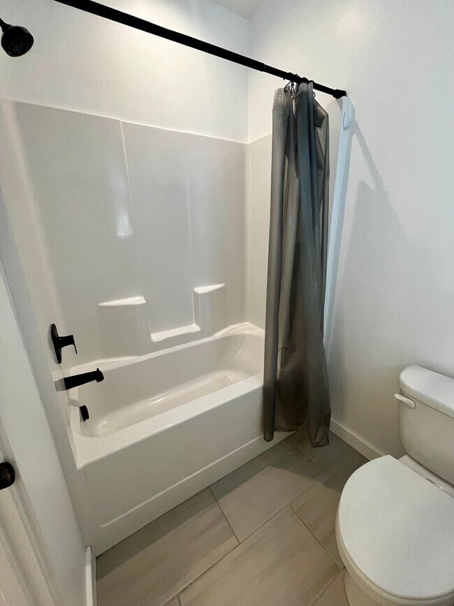 Building Photo - Modern 3-Bedroom Home Close to Gallatin Co...