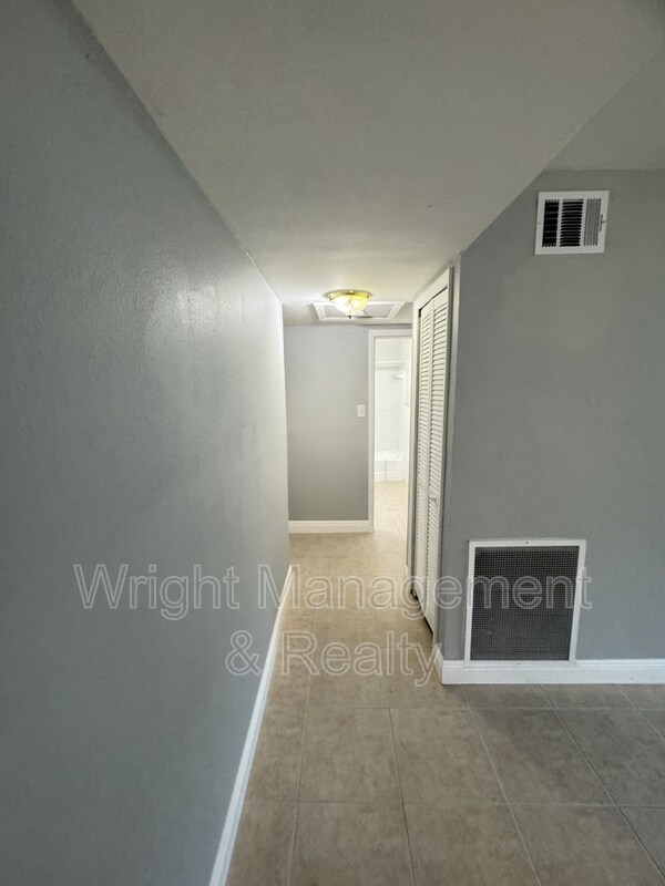 Building Photo - 427 Country Club Dr