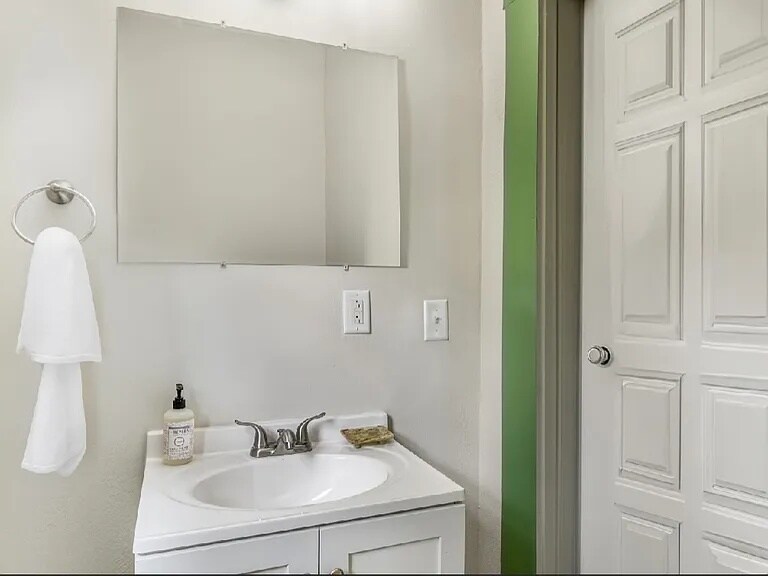Building Photo - 2927 Boulevard Pl