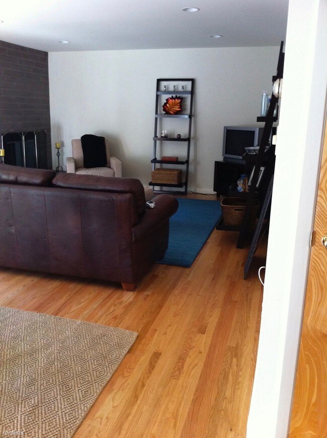 Building Photo - 2 br, 2 bath Apartment - 2057 Donald Dr