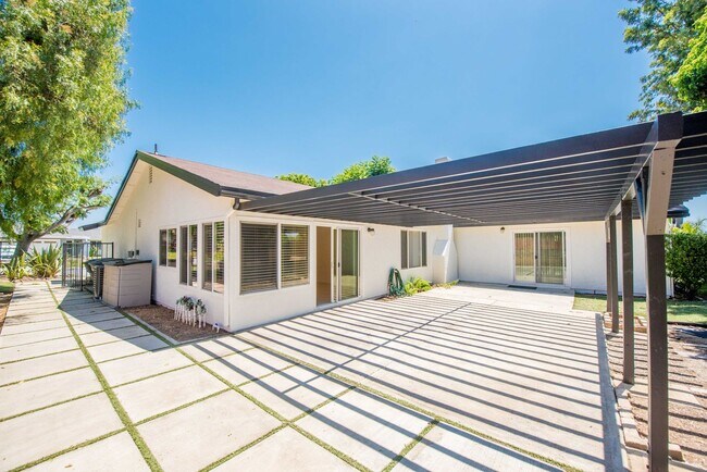 Building Photo - Spacious 4 Bedroom Home in Quiet Yorba Linda Neighborhood
