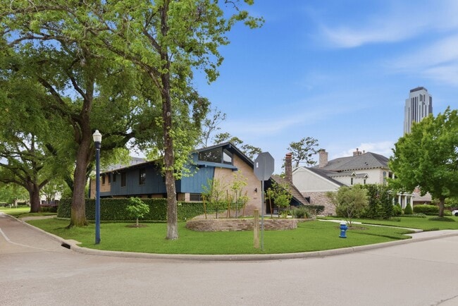 Building Photo - 4603 Ivanhoe St