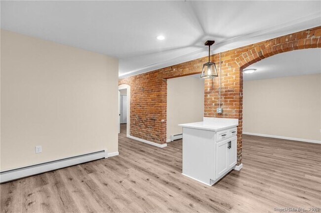 Building Photo - 51 Russ St