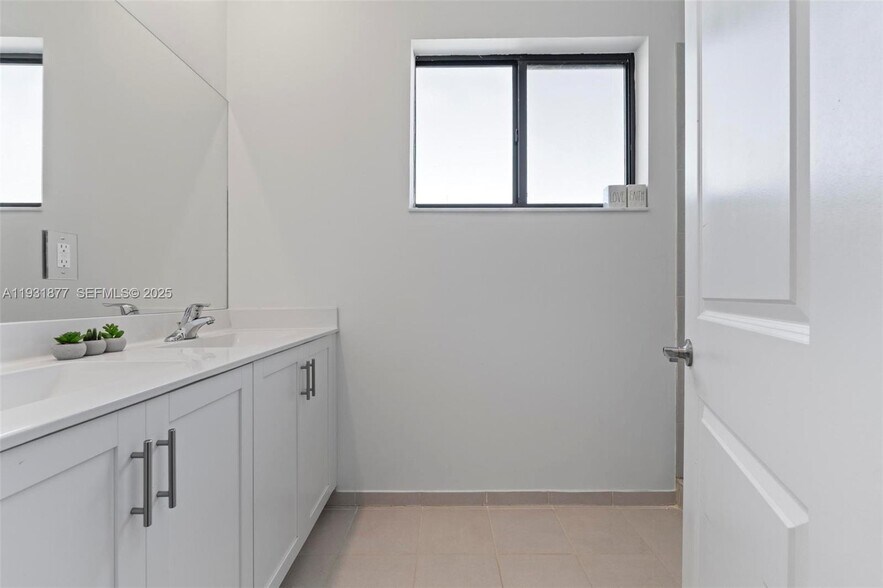 Building Photo - 20544 NE 5th Pl