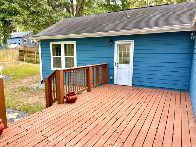 Building Photo - Welcome to this stunning 3-bedroom, 2-bath...