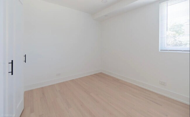 Building Photo - 924 W Wrightwood Ave