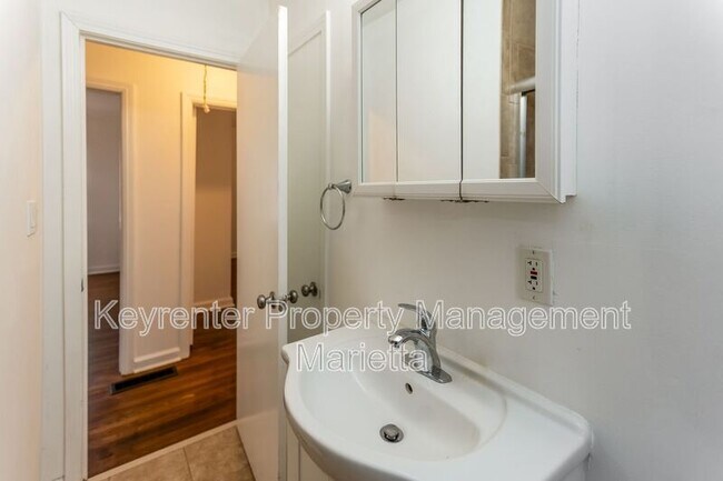 Building Photo - 540 Church Rd SE