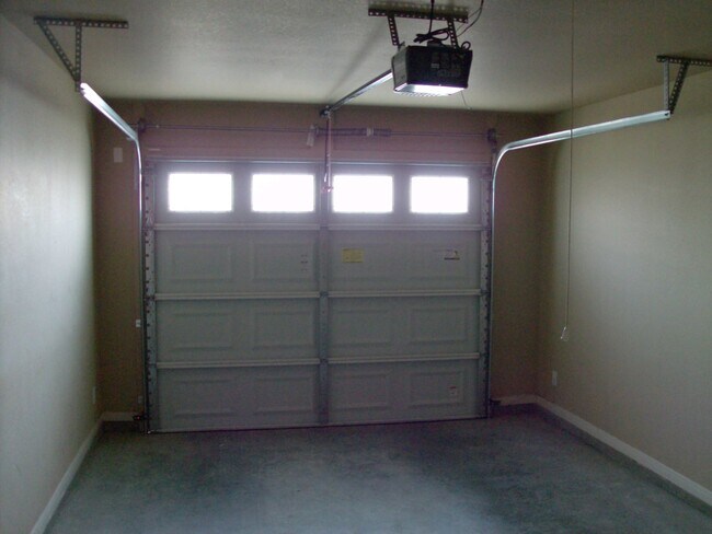 Building Photo - Beautiful 3 bed/2 bath Duplex off of Bunny Trail