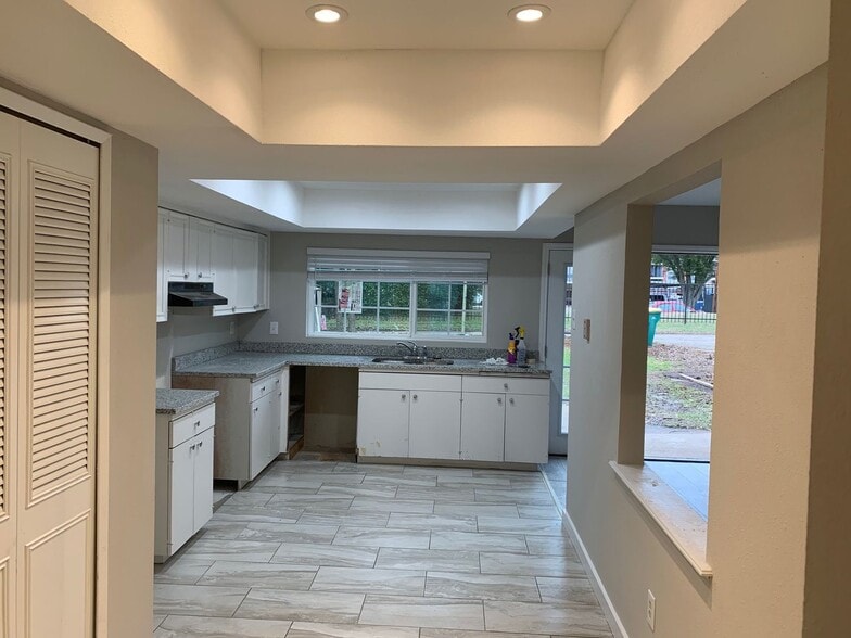 Building Photo - 1335 Carnation Dr
