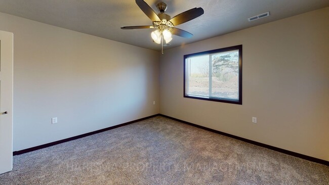 Building Photo - UPPER LEVEL 2 BD, 1 BA TOWN HOME, INDIVIDU...