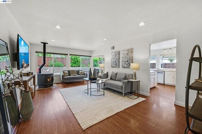 Building Photo - 2883 Westchester Dr