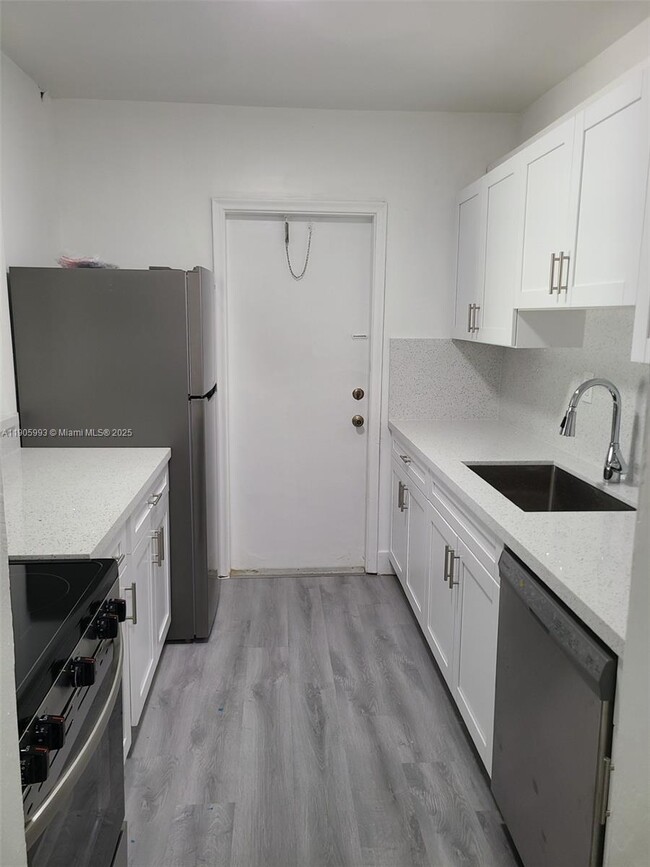 Building Photo - 13923 SW 90th Ave