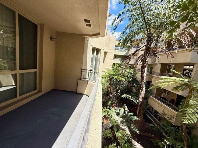 Building Photo - Beautiful One Bedroom Condo in the " Piazza Palermo." building! Pet considered!!