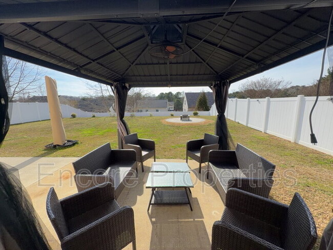 Building Photo - 912 Custom Oak Ln